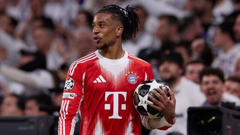 Michael Olise vom FC Bayern München am Ball während eines Angriffs im Stadion