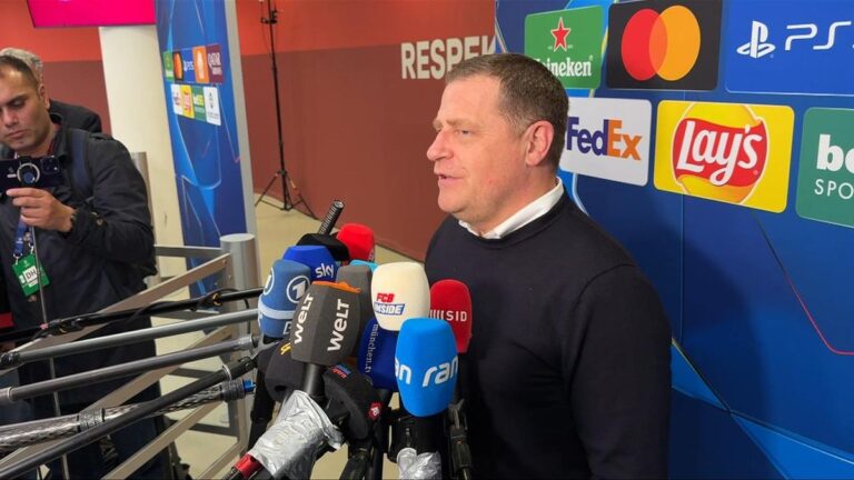 Bayern-Trainer Vincent Kompany gestikuliert am Spielfeldrand, im Hintergrund Sportvorstand Max Eberl.