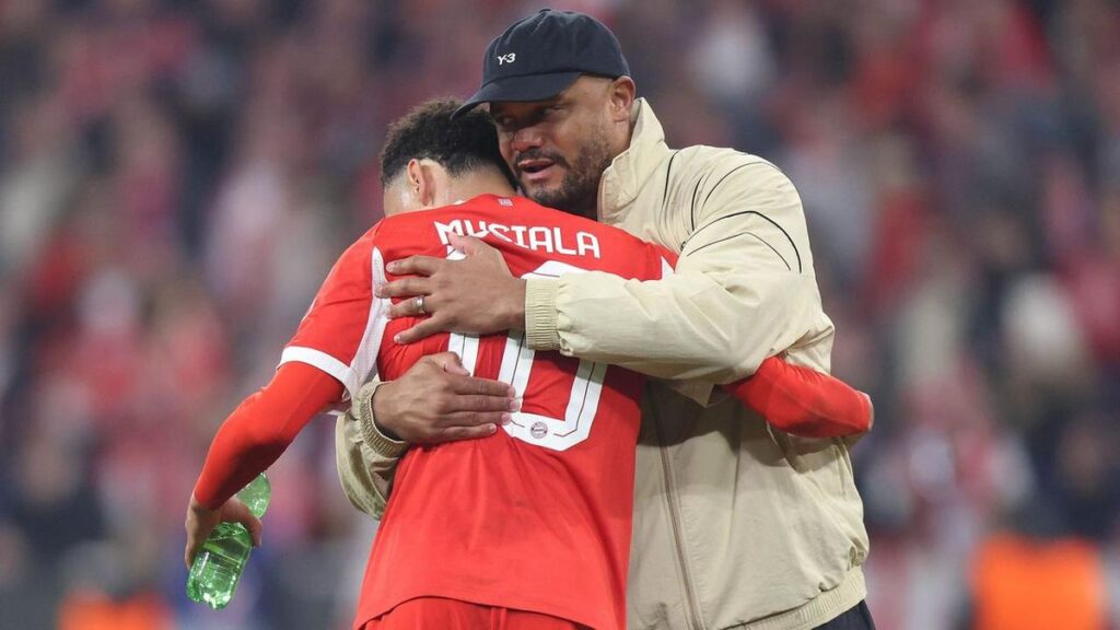 Bayern-Trainer Vincent Kompany gibt Jamal Musiala am Spielfeldrand taktische Anweisungen.
