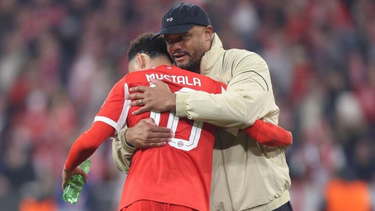 Bayern-Trainer Vincent Kompany gibt Jamal Musiala am Spielfeldrand taktische Anweisungen.