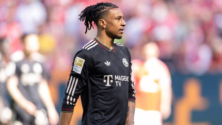 Michael Olise im Trikot des FC Bayern München bei der Ballannahme auf dem Spielfeld