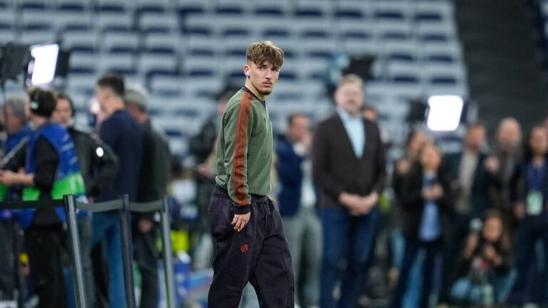 Lennart Karl im Trikot des FC Bayern München auf dem Spielfeld