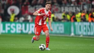 Leon Goretzka im Trikot des FC Bayern München blickt konzentriert auf das Spielfeld