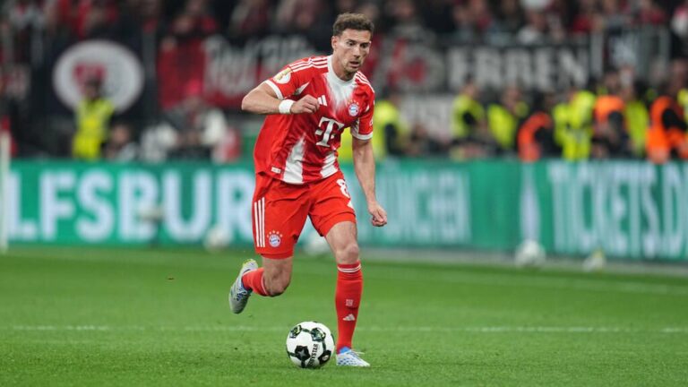 Leon Goretzka im Trikot des FC Bayern München blickt konzentriert auf das Spielfeld