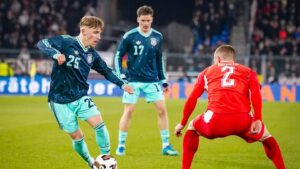 Lennart Karl und Florian Wirtz im Trikot der deutschen Nationalmannschaft auf dem Spielfeld