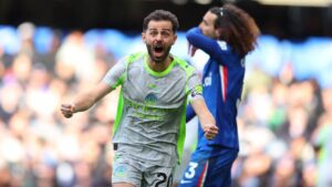 Bernardo Silva im himmelblauen Trikot von Manchester City klatscht in die Hände und blickt auf die Tribüne