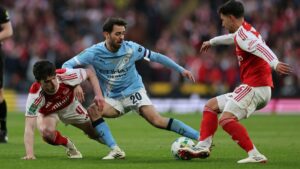 Bernardo Silva im Trikot von Manchester City klatscht in die Hände