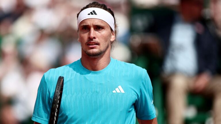 Tennis-Profi Alexander Zverev und Legende Boris Becker im Gespräch auf dem Sandplatz