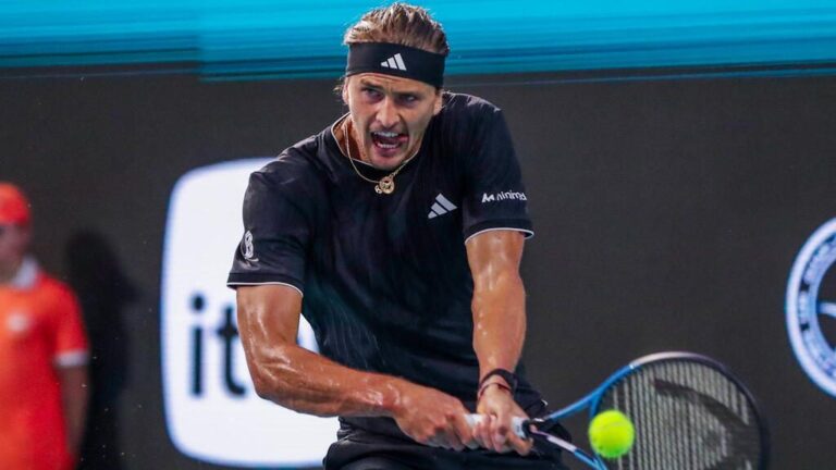 Boris Becker beobachtet Alexander Zverev bei einem offensiven Vorhandschlag auf dem Tennisplatz