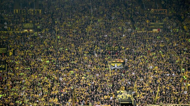 Die Südtribüne von Borussia Dortmund im Signal Iduna Park in gelb-schwarzen Farben