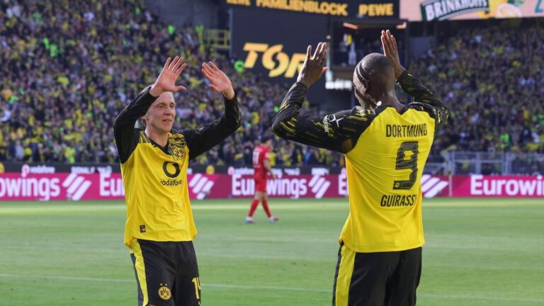 BVB-Spieler jubeln gemeinsam nach einem Tor gegen den SC Freiburg