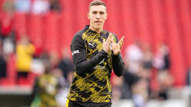 Nico Schlotterbeck im Trikot von Borussia Dortmund gibt Anweisungen auf dem Spielfeld