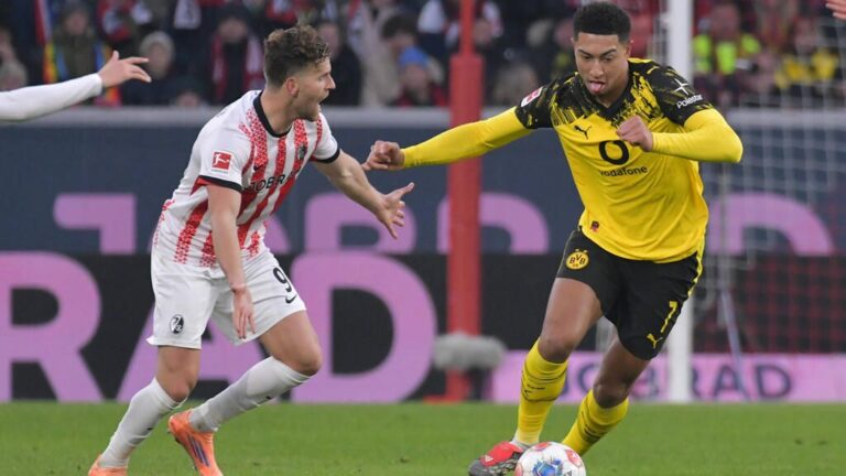 Spieler von Borussia Dortmund beim Torjubel vor der Gelben Wand im Signal Iduna Park