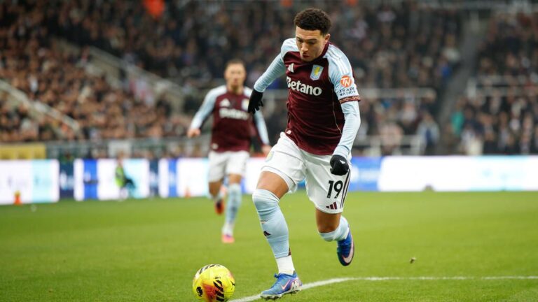 Jadon Sancho im Trikot von Borussia Dortmund blickt entschlossen auf das Spielfeld