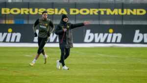 BVB-Spieler Felix Nmecha im Trikot von Borussia Dortmund auf dem Spielfeld