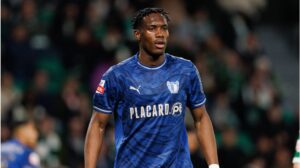 Ibrahima Ba im Trikot des FC Famalicao am Ball auf dem Spielfeld