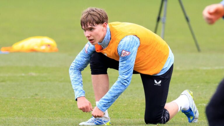 Kennet Eichhorn im Trikot von Hertha BSC am Ball während eines Zweitliga-Spiels