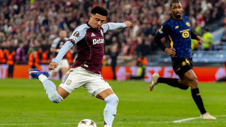 Jadon Sancho in Aktion auf dem Spielfeld bei der Ballannahme