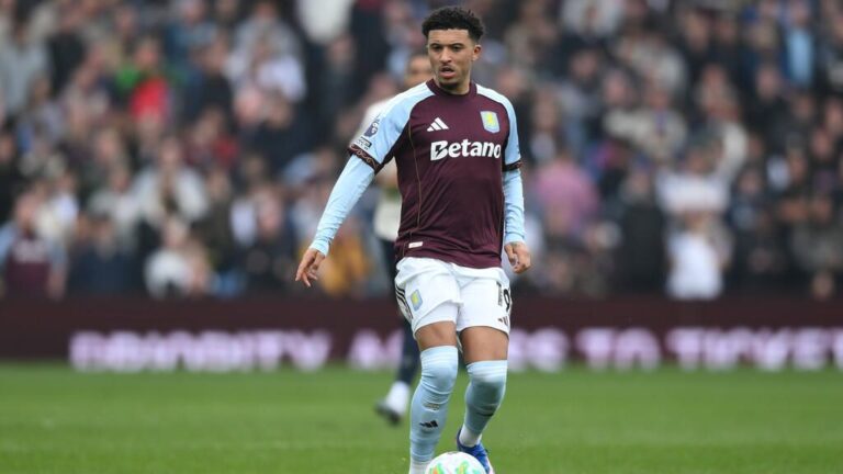 Jadon Sancho im Trikot von Borussia Dortmund beim Torjubel auf dem Spielfeld