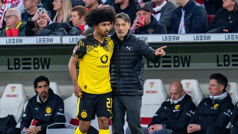 BVB-Spieler Karim Adeyemi blickt nachdenklich auf dem Spielfeld im Trikot von Borussia Dortmund