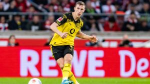 Nico Schlotterbeck im Trikot von Borussia Dortmund blickt fokussiert auf dem Spielfeld