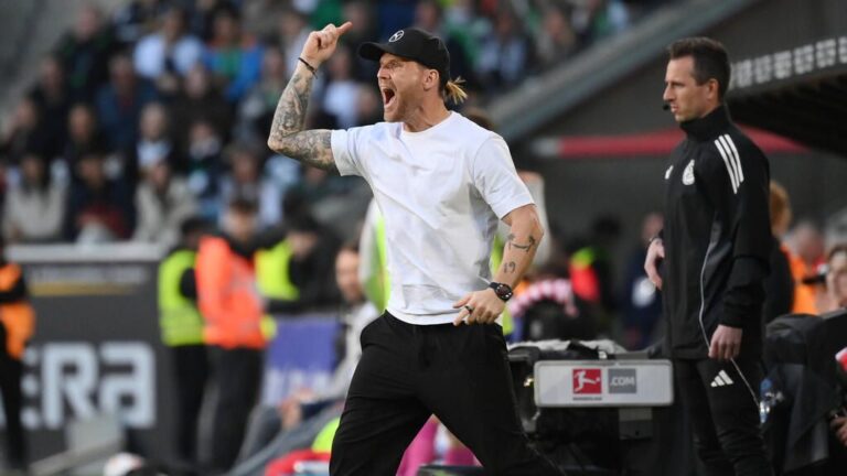 Eugen Polanski steht als Trainer von Borussia Mönchengladbach nachdenklich am Spielfeldrand.