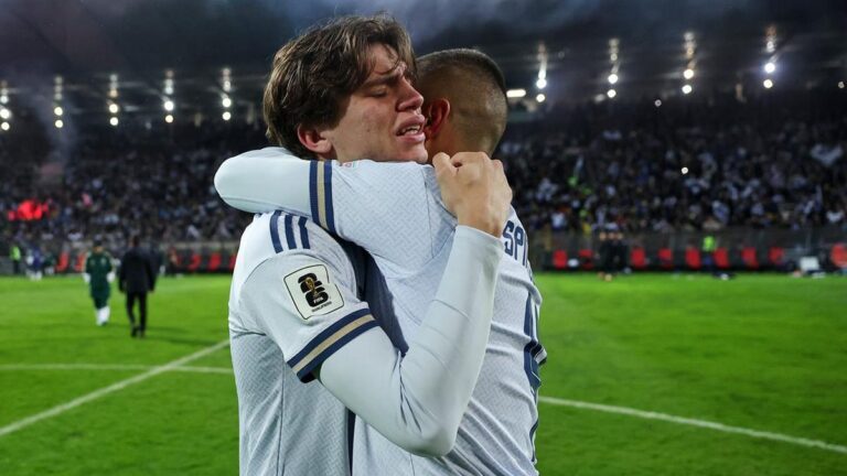 Enttäuschte italienische Nationalspieler nach dem verpassten WM-Ticket neben jubelnden Spielern aus Bosnien-Herzegowina