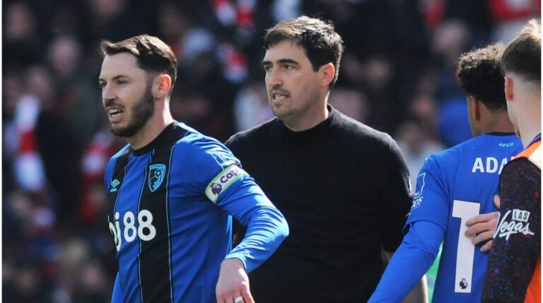 Andoni Iraola, Trainer des AFC Bournemouth, steht nachdenklich an der Seitenlinie während eines Premier League Spiels.