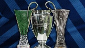 Die offizielle Trophäe der Bundesliga umgeben von europäischen Pokalen