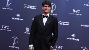 Tennisspieler Carlos Alcaraz mit ernstem Blick auf dem Sandplatz bei den French Open.
