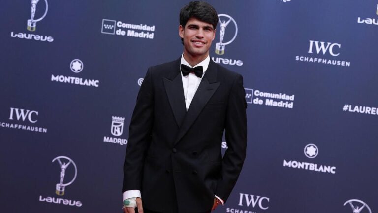 Tennisspieler Carlos Alcaraz mit ernstem Blick auf dem Sandplatz bei den French Open.