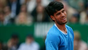 Der enttäuschte Tennisspieler Carlos Alcaraz auf einer Pressekonferenz nach seiner Verletzung