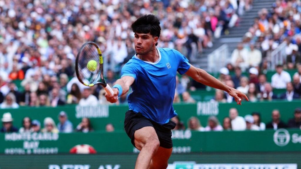 Carlos Alcaraz fokussiert beim Vorhandschlag auf dem Sandplatz des Monte Carlo Masters