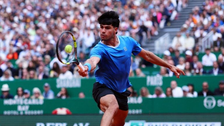 Carlos Alcaraz fokussiert beim Vorhandschlag auf dem Sandplatz des Monte Carlo Masters
