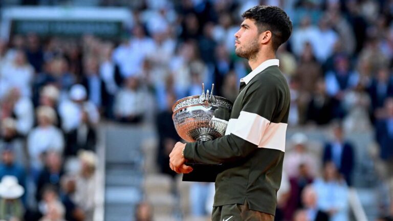 Carlos Alcaraz blickt enttäuscht auf den Tennisplatz, nachdem er verletzungsbedingt ein Turnier absagen musste