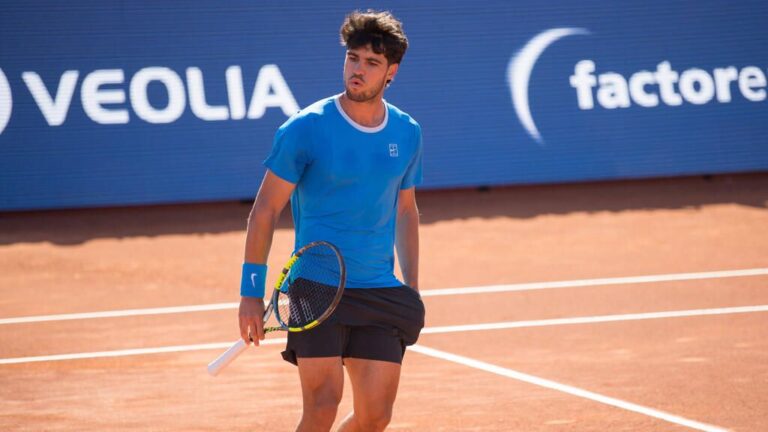 Carlos Alcaraz schaut enttäuscht auf dem Sandplatz