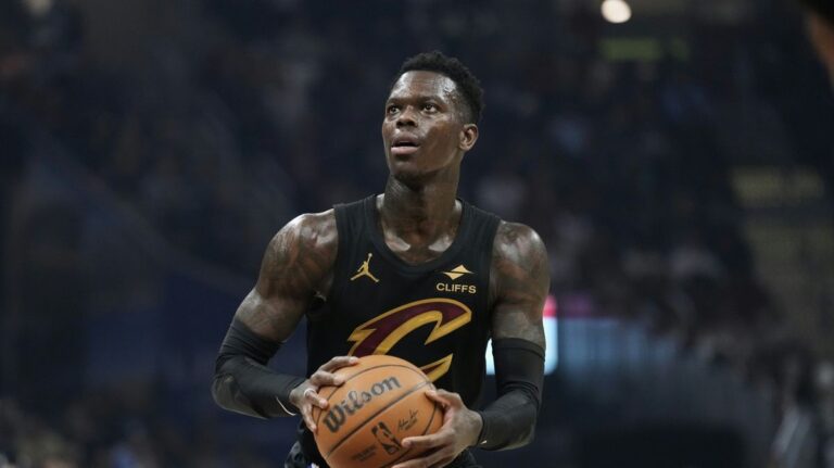 Dennis Schröder im Trikot der Cleveland Cavaliers am Ball während eines NBA-Playoff-Spiels