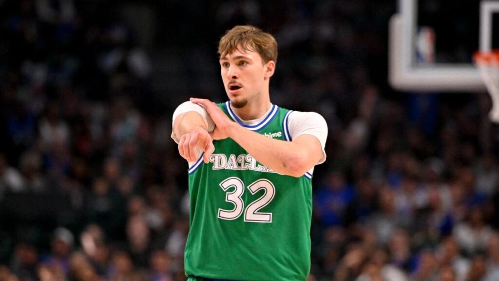 Cooper Flagg im Trikot der Dallas Mavericks in Aktion während eines NBA-Spiels