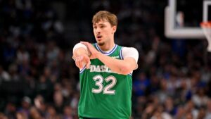 Cooper Flagg im Trikot der Dallas Mavericks in Aktion während eines NBA-Spiels