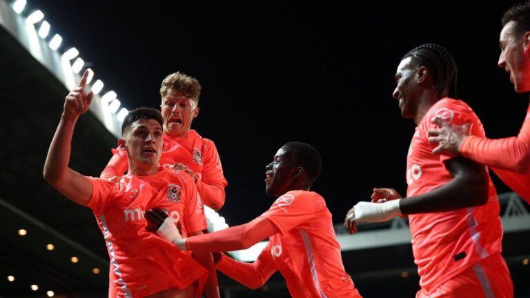 Trainer Frank Lampard bejubelt mit den Spielern von Coventry City den Aufstieg in die Premier League