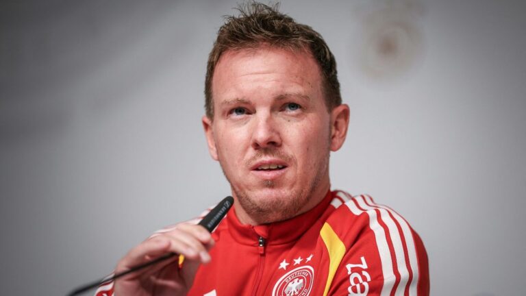 Spieler der deutschen Fußball-Nationalmannschaft stehen gemeinsam auf dem Rasen