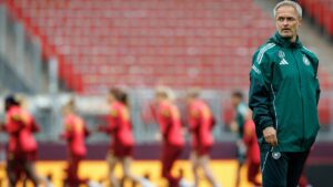 Bundestrainer Christian Wück gibt am Spielfeldrand Anweisungen an die Spielerinnen der DFB-Frauen.