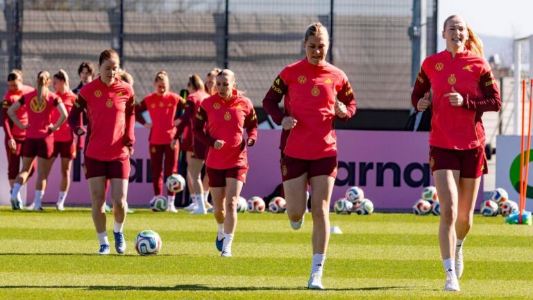 Spielerinnen der deutschen Frauen-Nationalmannschaft trainieren unter Christian Wück auf dem Rasen in Herzogenaurach.
