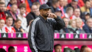 Die Trophäe des DFB-Pokals steht beleuchtet auf dem Rasen in einem Fußballstadion