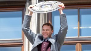 Die vergrößerte Meisterschale der Fußball-Bundesliga vor dem Spiel des FC Bayern München