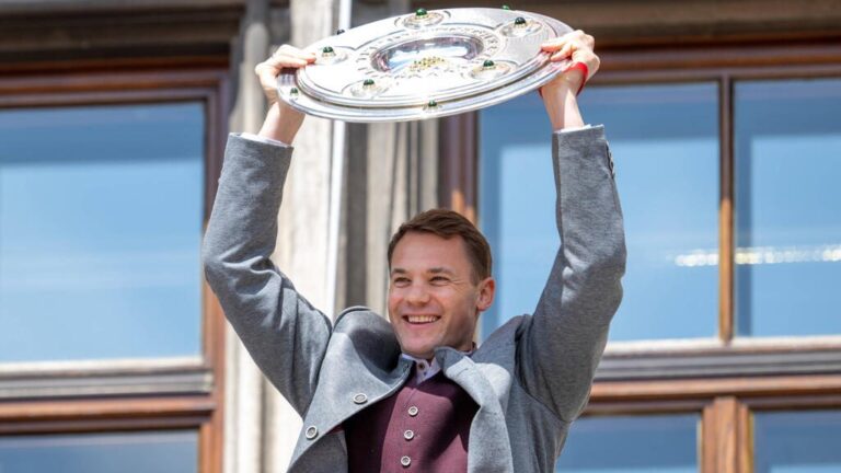 Die vergrößerte Meisterschale der Fußball-Bundesliga vor dem Spiel des FC Bayern München