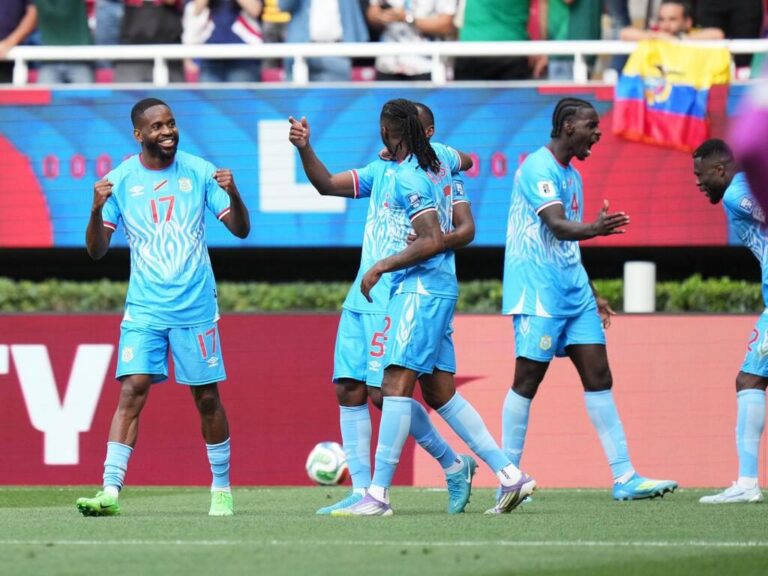 Jubelnde Nationalspieler der DR Kongo nach der erfolgreichen WM-Qualifikation gegen Jamaika auf dem Spielfeld