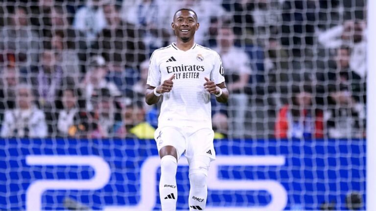 David Alaba im weißen Trikot von Real Madrid blickt konzentriert über das Spielfeld