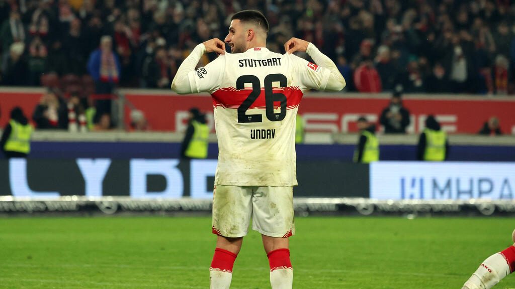 Deniz Undav im Trikot des VfB Stuttgart gestikuliert auf dem Spielfeld