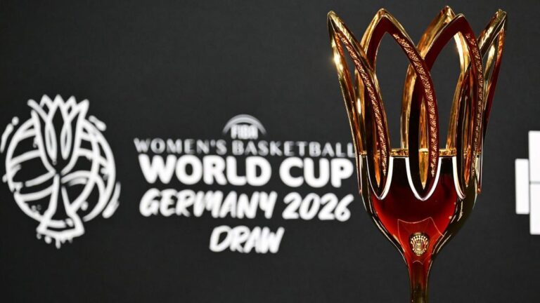 Die deutschen Basketballerinnen jubeln gemeinsam auf dem Spielfeld